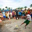 Membru husi Unidade Formada Polísia Portugál nian hanorin juventude timoroan iha treinu ida kona-ba tebe bola ba golu durante Maratona Dili