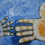 Fundo azul, palma aberta de uma grande mão à direita, parte frontal de mão menor aberta, dedos se tocando