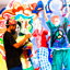 Homem pintando mural de cinco homens, cores vivas, formas em redemoinho ao fundo