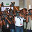 Grupo de homens e mulheres apontando suas cameras imóveis e de vídeo para a camera